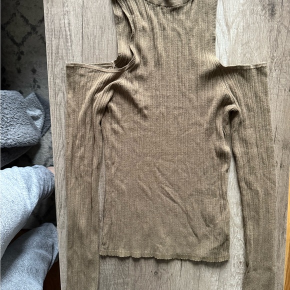 Wayf Tops - Brand new/Never worn - Wayf Ribbed Tan Cold Shoulder Long Sleeve top